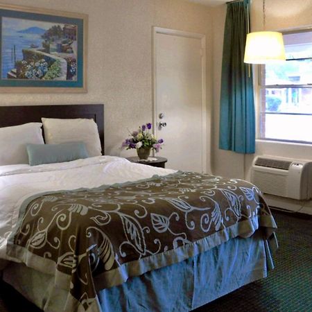 Azalea Inn & Suites Wilmington Bagian luar foto