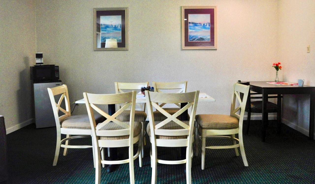 Azalea Inn & Suites Wilmington Bagian luar foto