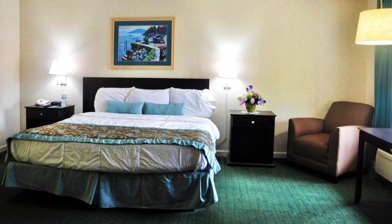 Azalea Inn & Suites Wilmington Bagian luar foto