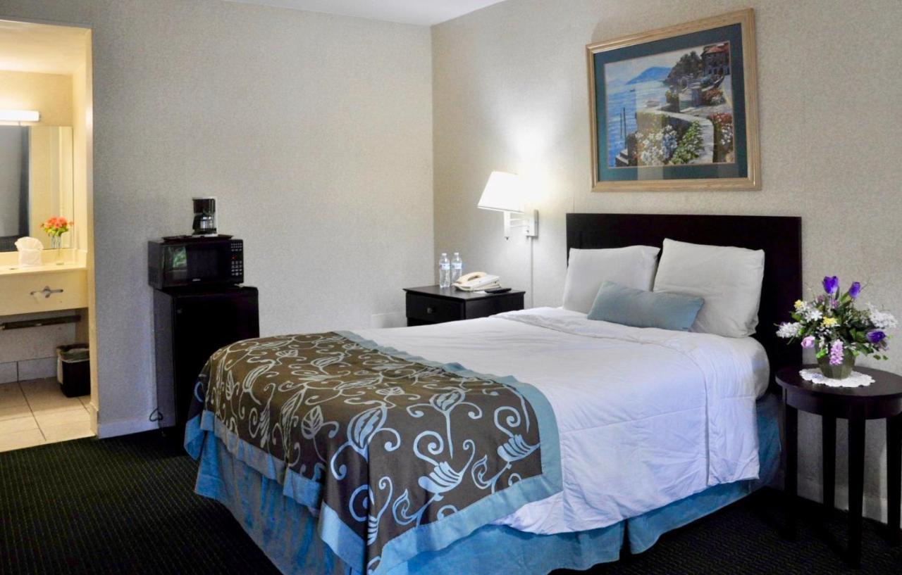 Azalea Inn & Suites Wilmington Bagian luar foto