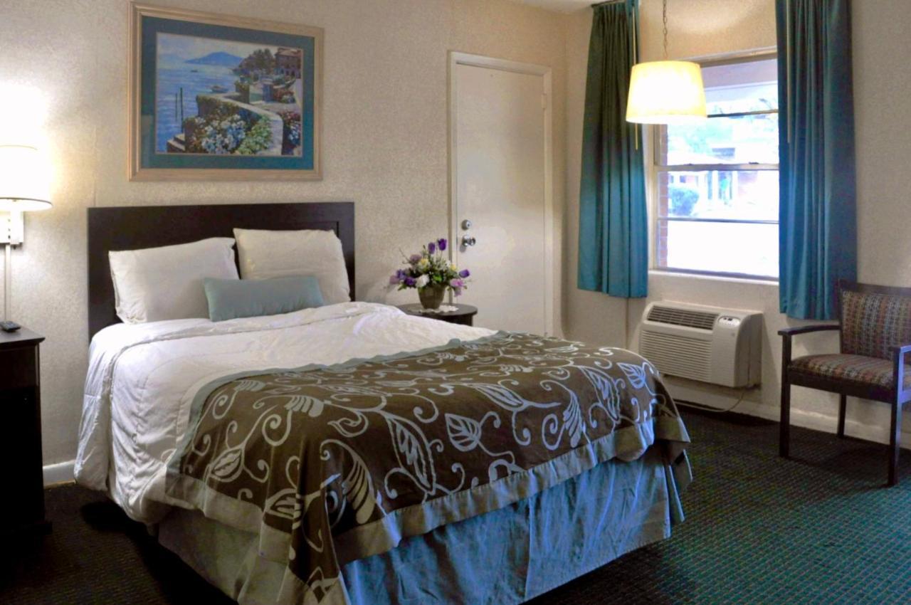 Azalea Inn & Suites Wilmington Bagian luar foto