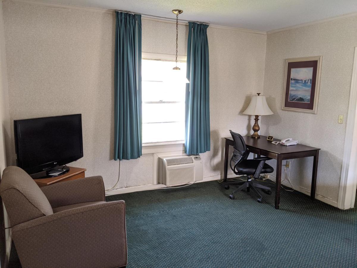 Azalea Inn & Suites Wilmington Bagian luar foto