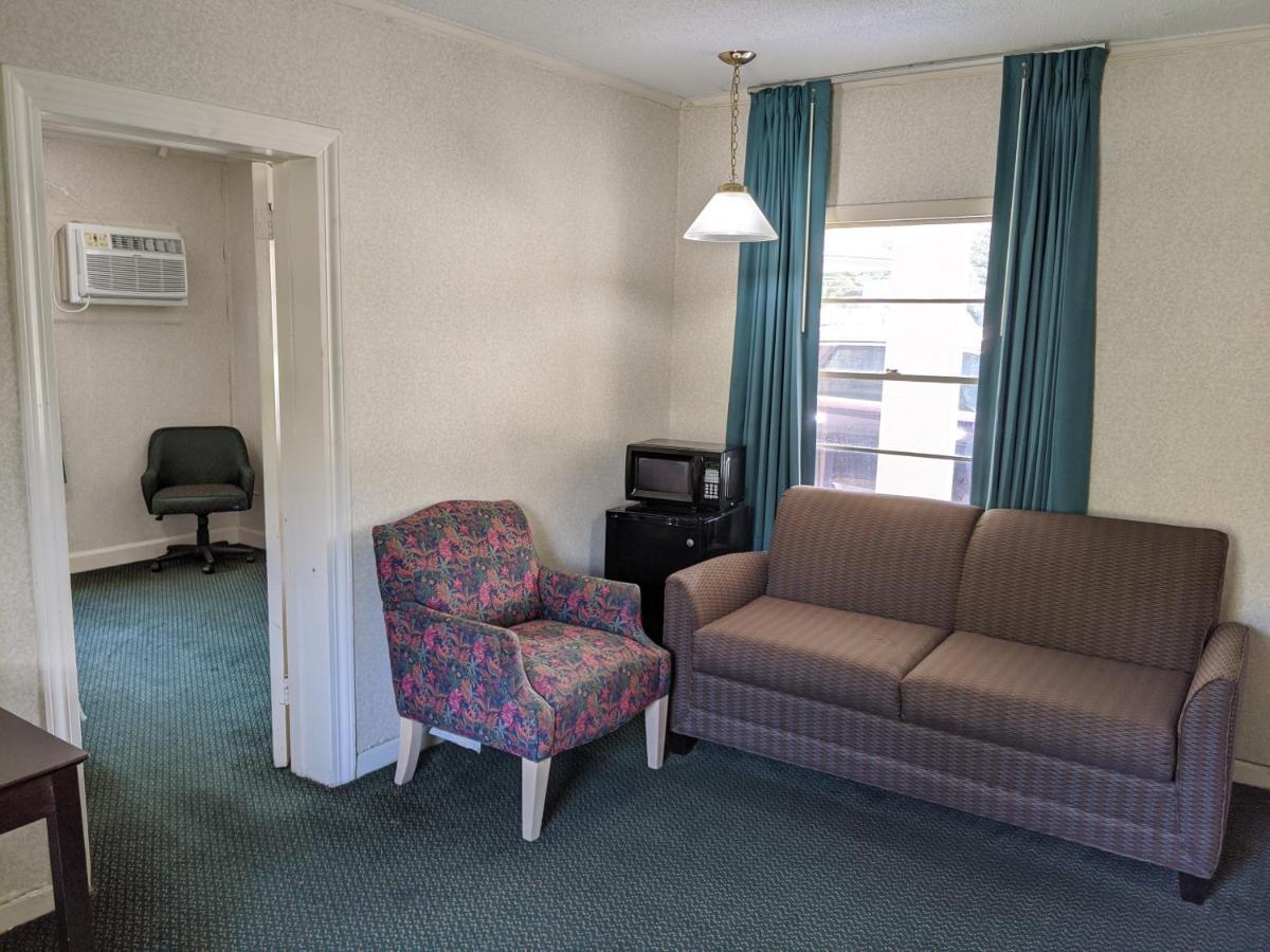 Azalea Inn & Suites Wilmington Bagian luar foto